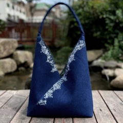 Vintage Ethnic National Style Women's Bag: Handcrafted Batik Canvas Floral Design with Single Shoulder and Handheld Options.